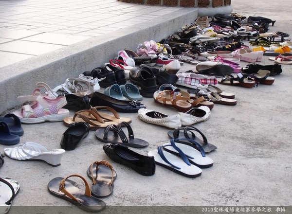 柬埔寨-佛堂外的鞋.jpg